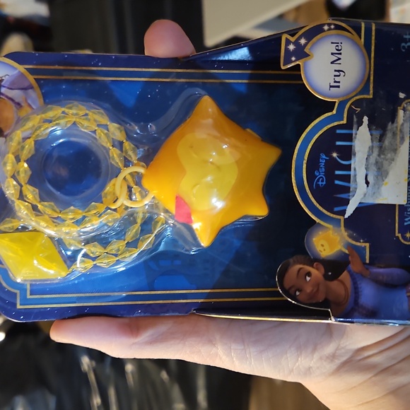 Disney Wish Movie Asha Star Heart Light Up Necklace Glow in Dark Wishing Feature - Picture 3 of 3